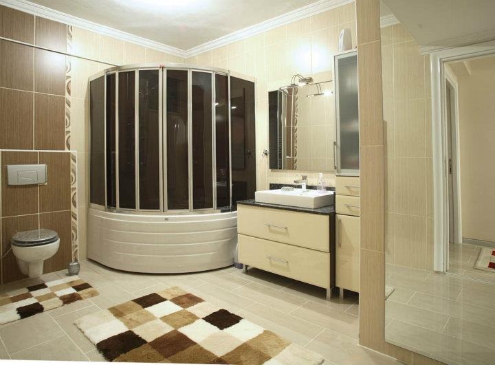 Geniş duş kabinli banyo